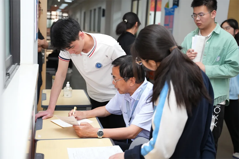 【高三級部】勠力同心拼高考，高三沖刺不孤單——全體高三教師“送餐”式服務(wù)學(xué)生高考