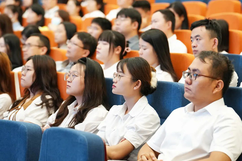 踔厲奮發(fā)，砥礪前行——新華高級(jí)中學(xué)2023-2024學(xué)年第二學(xué)期期末全體教職工大會(huì)