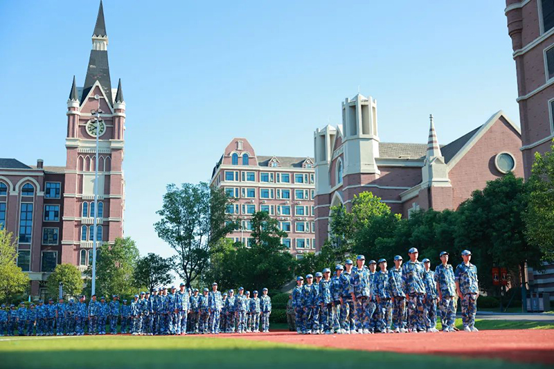 迷彩淬火記 | 淬煉青春鑄鋒芒！新華高級中學(xué)2025級高一年級軍訓(xùn)閉營儀式圓滿收官